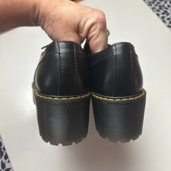 Leona Lo Black Vintage Smooth Leather Classic Platform Sole Heeled Shoes NWOT 11