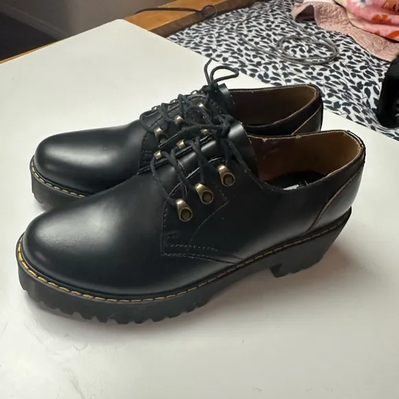 Leona Lo Black Vintage Smooth Leather Classic Platform Sole Heeled Shoes NWOT 11