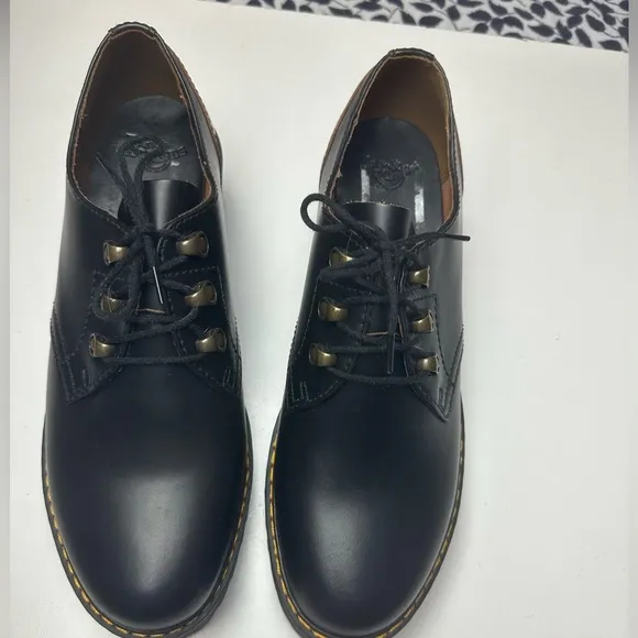 Leona Lo Black Vintage Smooth Leather Classic Platform Sole Heeled Shoes NWOT 11