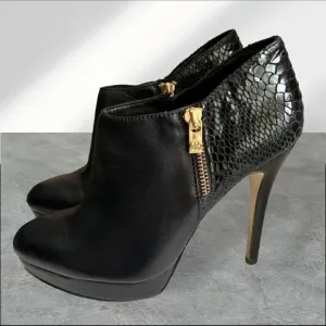 MICHAEL Michael Kors York Platform Black Ankle Booties - Sz 7.5