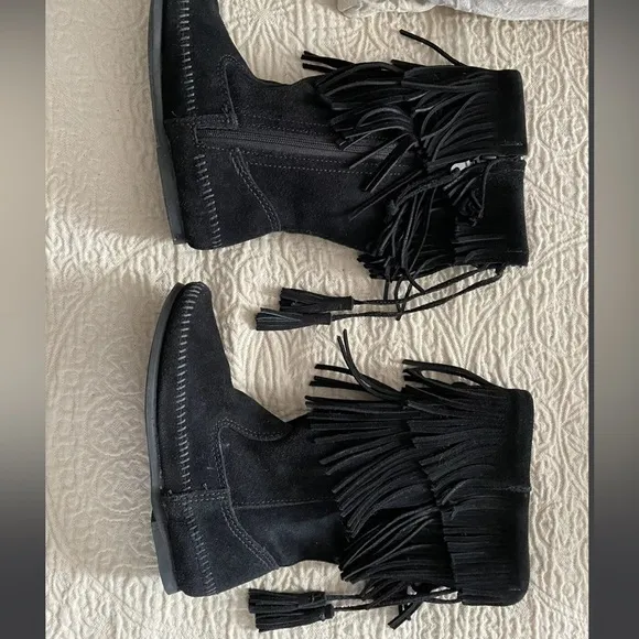 Minnetonka Black suede slouchy fringe zip up boots with Tassel bows - Like a New