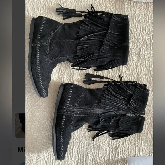 Minnetonka Black suede slouchy fringe zip up boots with Tassel bows - Like a New