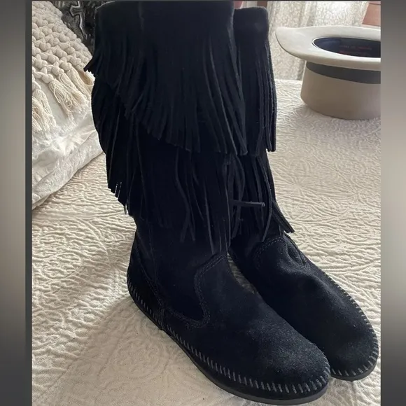 Minnetonka Black suede slouchy fringe zip up boots with Tassel bows - Like a New
