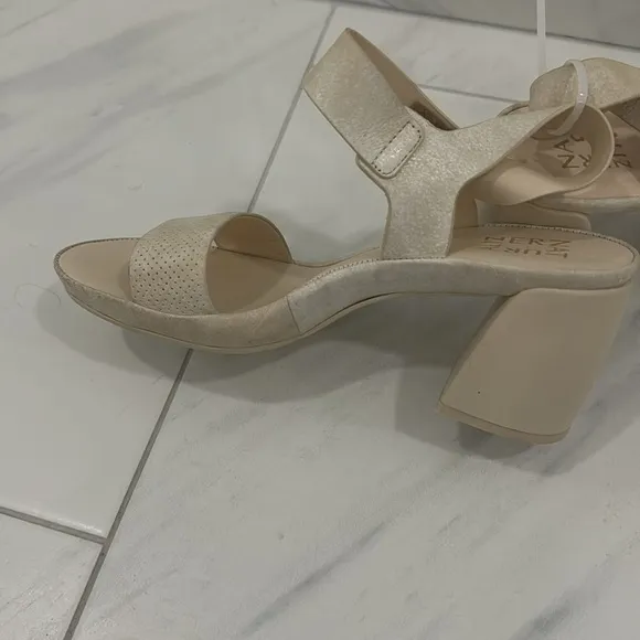 Naturalizer Pale Ivory Genn-Rise 2 Ankle Strap Sandals - Size 7.5