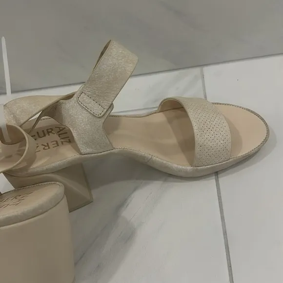 Naturalizer Pale Ivory Genn-Rise 2 Ankle Strap Sandals - Size 7.5