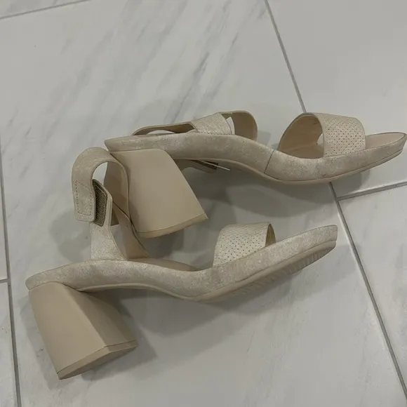 Naturalizer Pale Ivory Genn-Rise 2 Ankle Strap Sandals - Size 7.5