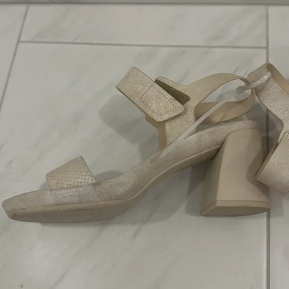 Naturalizer Pale Ivory Genn-Rise 2 Ankle Strap Sandals - Size 7.5