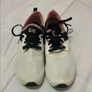 New Balance Women's White and Pink Sneakers