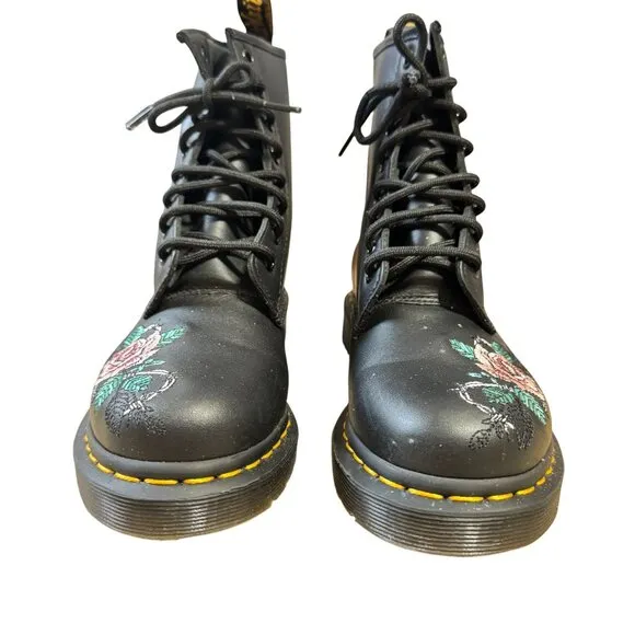 NEW DR MARTENS BLACK BOOTS SIZE 6 VONDA CHAIN II PINK ROSE EMBROIDERED WOMENS