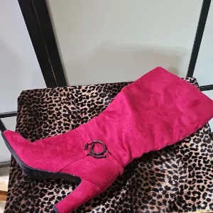 NEW FASHIONABLE RED KNEE HIGH BOOTS SIZE: 12M WIDE CALF 16&quot; CIRCUMFERENCE