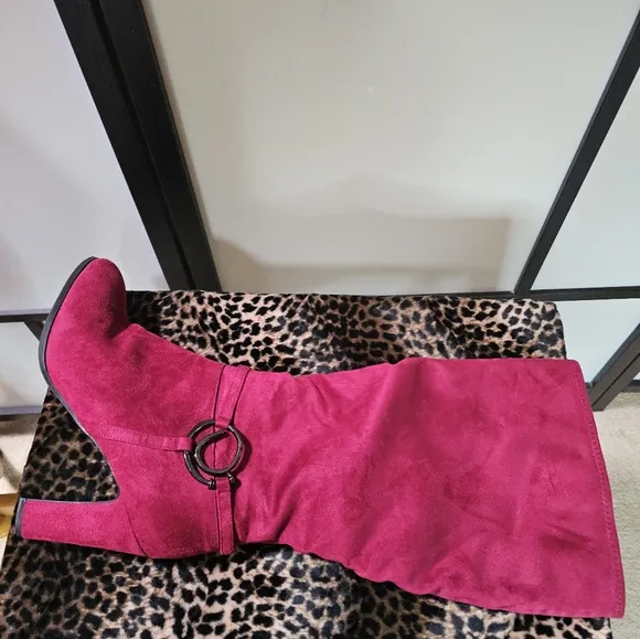 NEW FASHIONABLE RED KNEE HIGH BOOTS SIZE: 12M WIDE CALF 16&quot; CIRCUMFERENCE