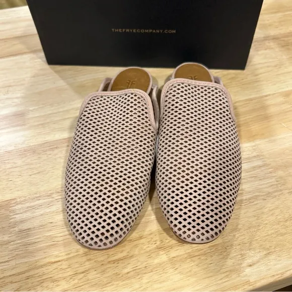 NEW Frye Women's Gwen Slide Laser Cut Perforated Nude Blush Nubuck Leather 5.5