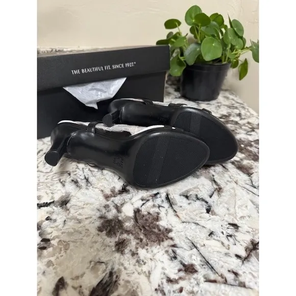 New Naturalizer Brenta black smooth Strappy dress sandals