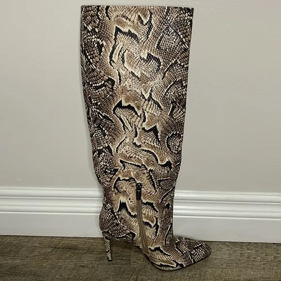 NEW Vince Camuto Fendels Snake Knee High Boots SZ 6