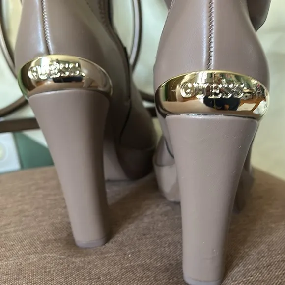 New women’s taupe Guess Sz 7.5M over the knee heels Platform stunning glam boots
