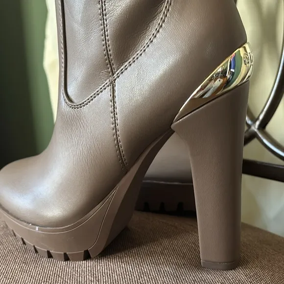 New women’s taupe Guess Sz 7.5M over the knee heels Platform stunning glam boots