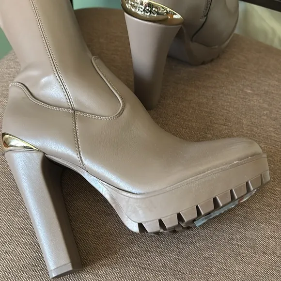 New women’s taupe Guess Sz 7.5M over the knee heels Platform stunning glam boots