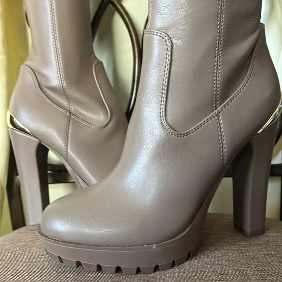 New women’s taupe Guess Sz 7.5M over the knee heels Platform stunning glam boots