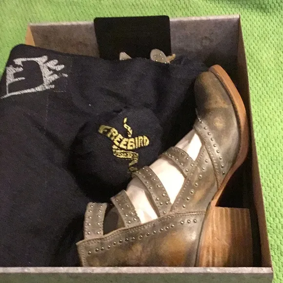 NIB FREEBIRD by Steven Stylish Gray Buckle Ankle Boots