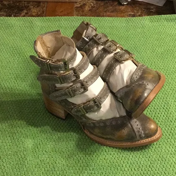 NIB FREEBIRD by Steven Stylish Gray Buckle Ankle Boots