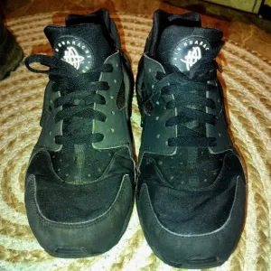 Nike Air Huarache Men's Black Sneakers Size 10.5