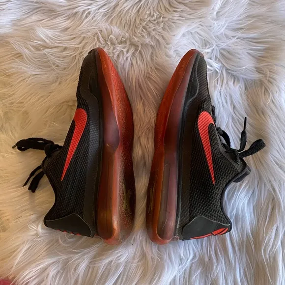 Nike black &amp; red size 5.5 Y youth athletic shoes