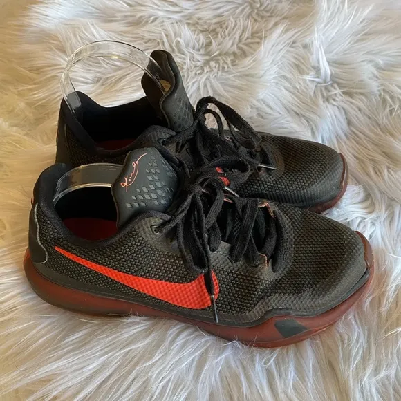Nike black &amp; red size 5.5 Y youth athletic shoes