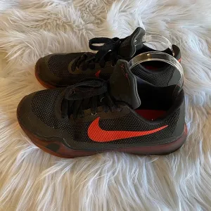 Nike black &amp; red size 5.5 Y youth athletic shoes