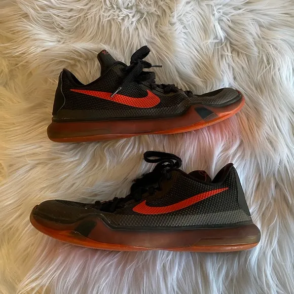 Nike black &amp; red size 5.5 Y youth athletic shoes