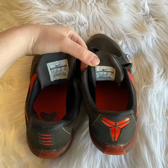 Nike black &amp; red size 5.5 Y youth athletic shoes