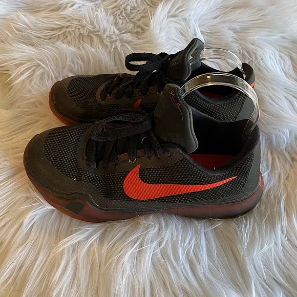 Nike black &amp; red size 5.5 Y youth athletic shoes