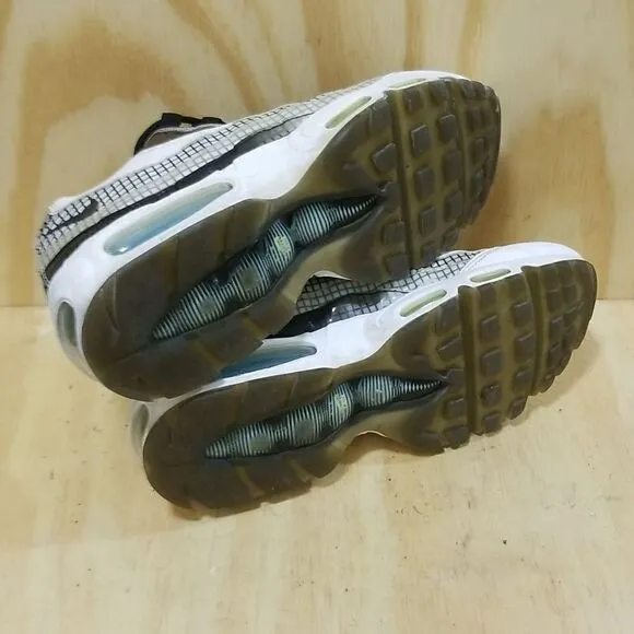 NIKE Men's Athletic AIR MAX 95 LV8 SHOES Men's sz 8.5 / Wmn's sz 10