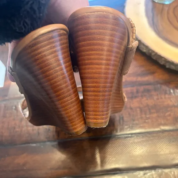 NWOB Jack Rodger’s tan with gold accent mid heel sandals- 9 (RUNS SMALL!!)