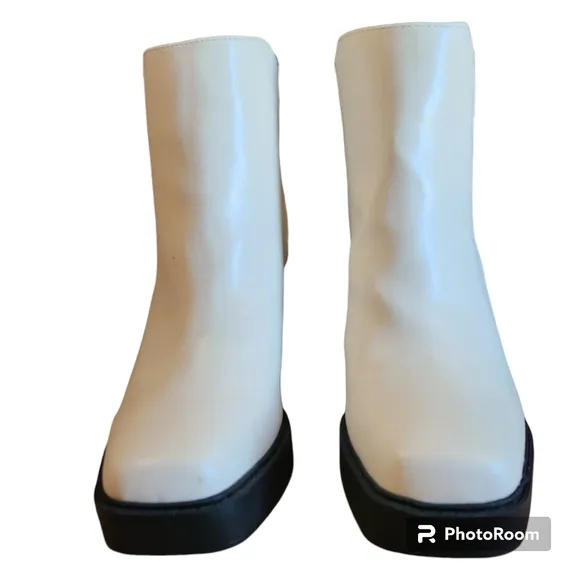 NWT MIA Womens Size 8.5M Gwyn Cream Leather Chelsea Boots Chunky Motocor…