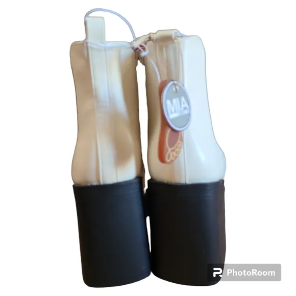NWT MIA Womens Size 8.5M Gwyn Cream Leather Chelsea Boots Chunky Motocor…