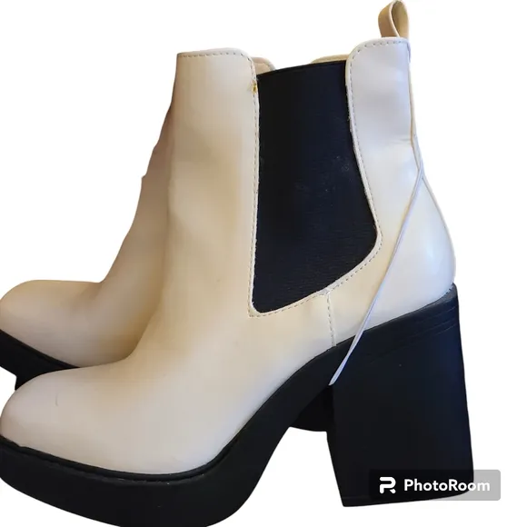 NWT MIA Womens Size 8.5M Gwyn Cream Leather Chelsea Boots Chunky Motocor…