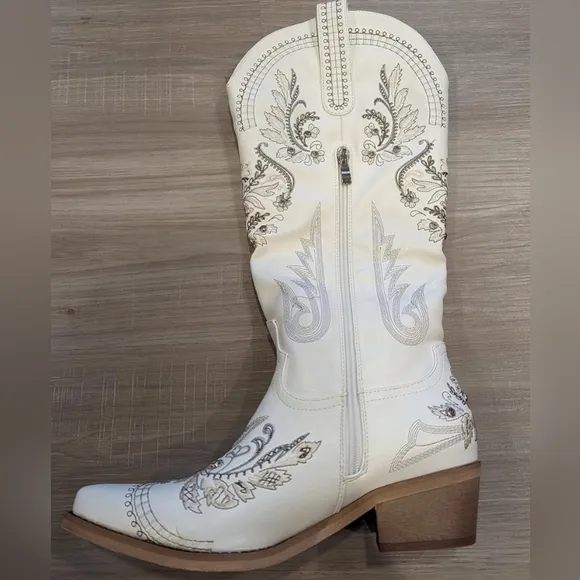Nwt, Pink Rhinestone cowgirl boots