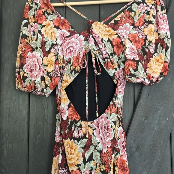 NWT Showpo Lorie Maxi Dress Short Sleeve Cut Out Tie Back Dress Boheme Floral