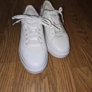 NWT UGG athletic sneakers. Women's 5.5