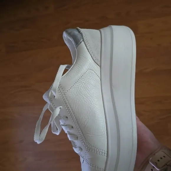 NWT UGG athletic sneakers. Women's 5.5