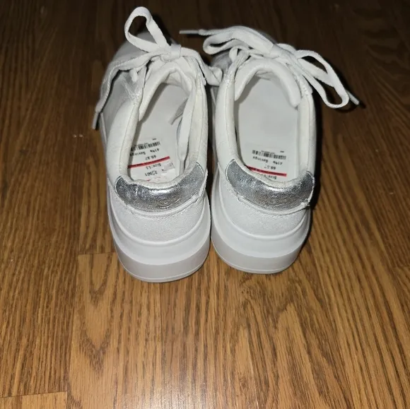 NWT UGG athletic sneakers. Women's 5.5