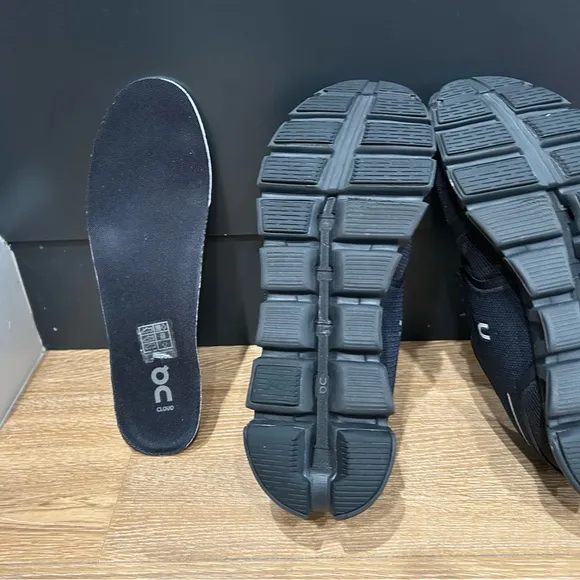 On Cloud 5 men’s size 7.5