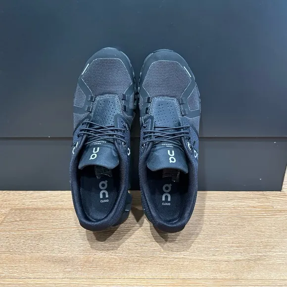 On Cloud 5 men’s size 7.5