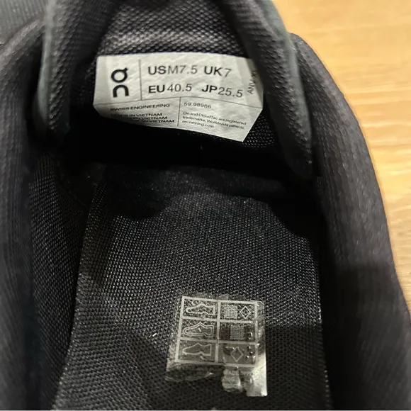 On Cloud 5 men’s size 7.5