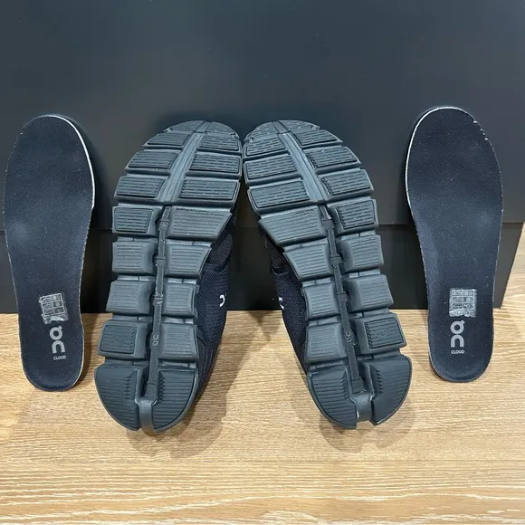 On Cloud 5 men’s size 7.5