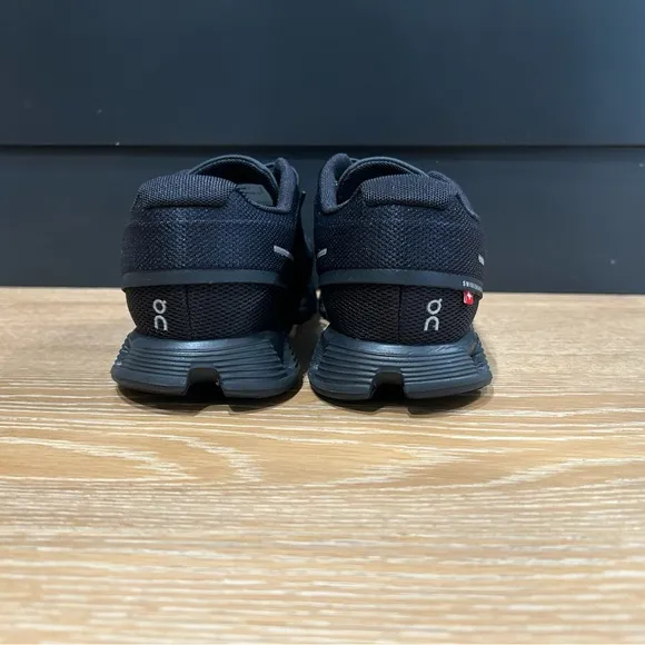 On Cloud 5 men’s size 7.5