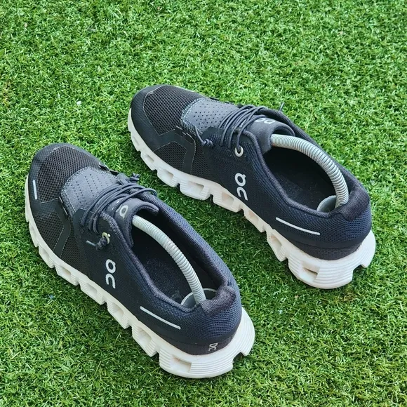 ON CLOUD 5 - Womens Running Shoes - SIZE 6.