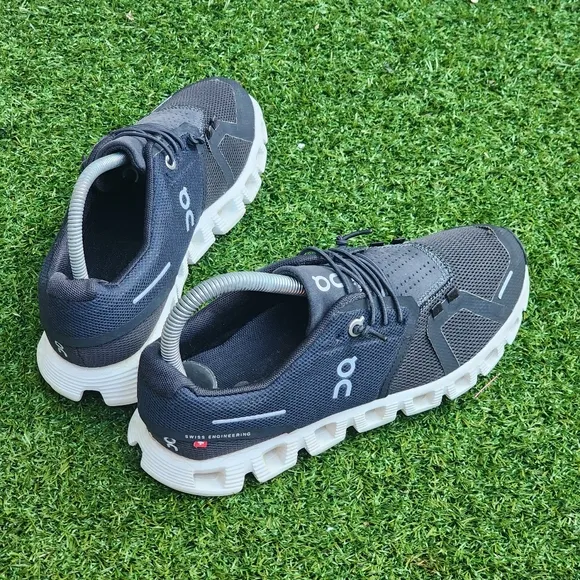ON CLOUD 5 - Womens Running Shoes - SIZE 6.