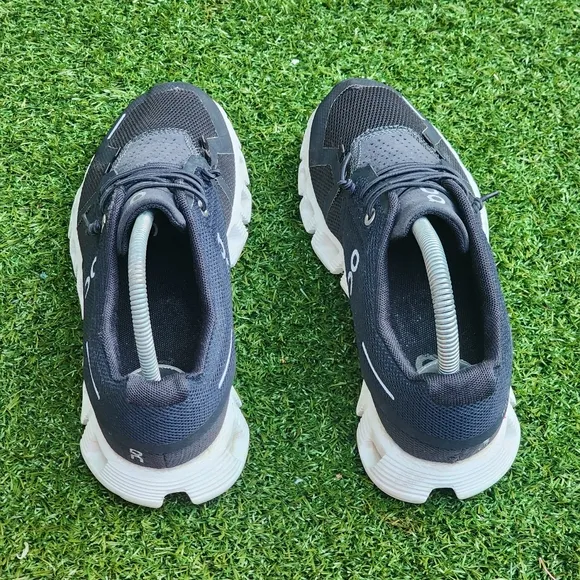 ON CLOUD 5 - Womens Running Shoes - SIZE 6.