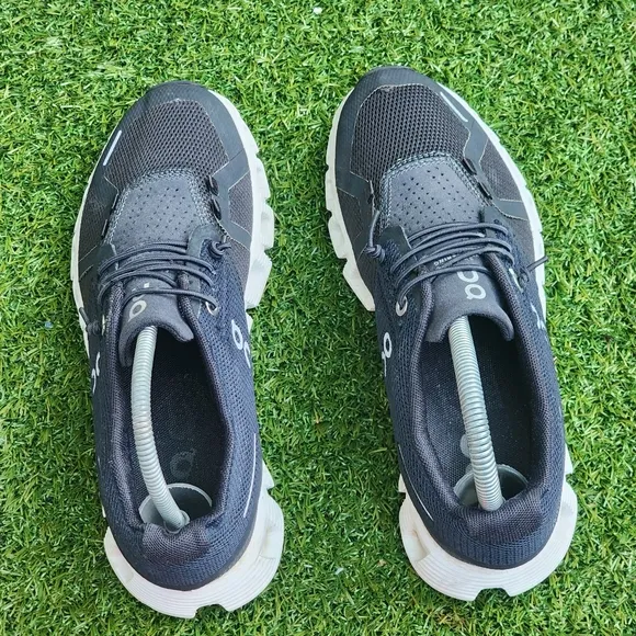 ON CLOUD 5 - Womens Running Shoes - SIZE 6.